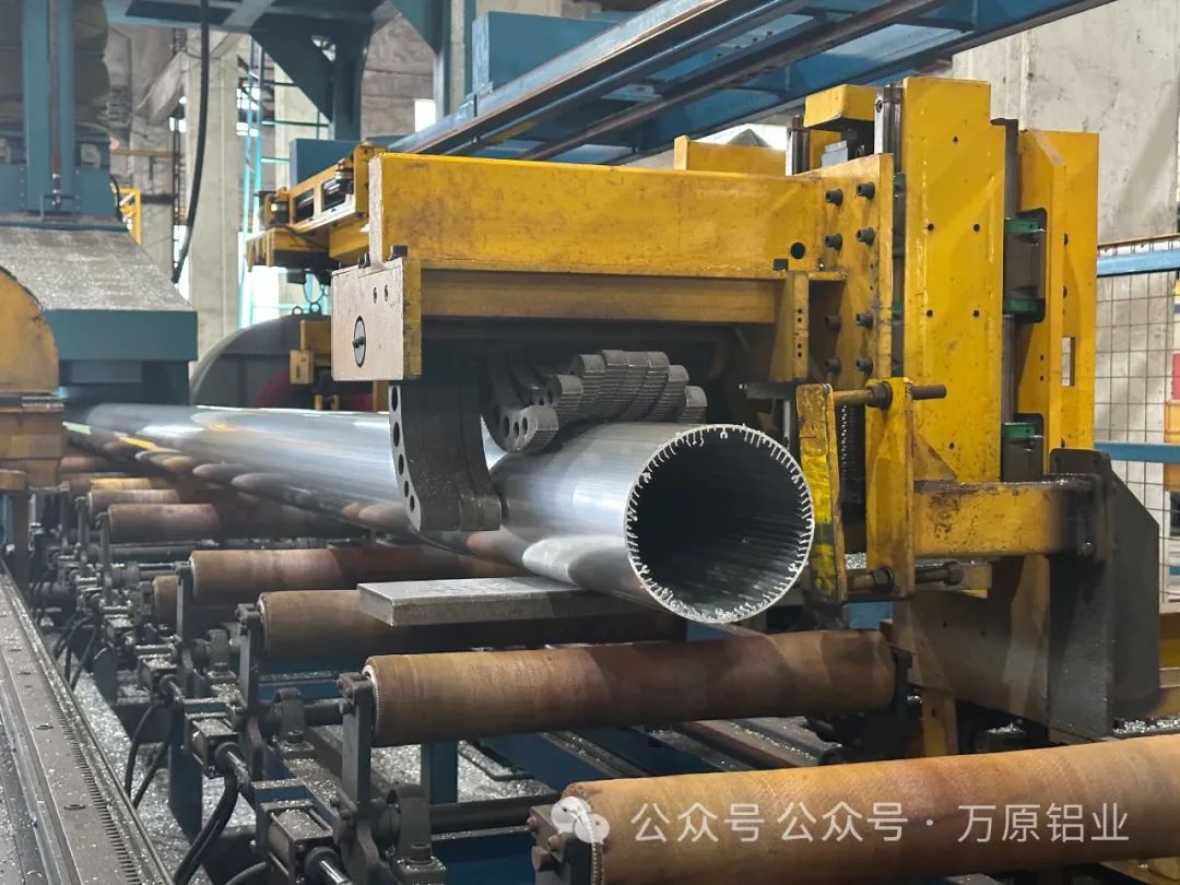 鋁型材擠壓.jpg 鋁型材擠壓.jpg